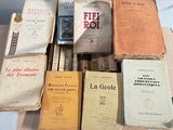 plusieurs livres empilés les uns sur les autres