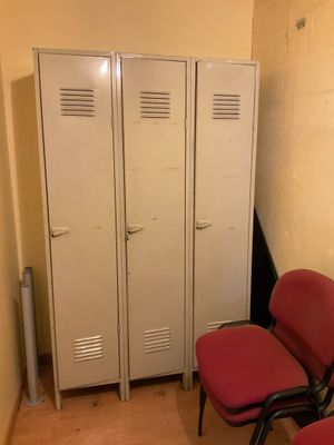 deux chaises rouges dans un coin de la pièce