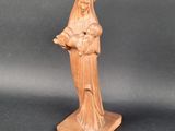 statue en bois d'une femme tenant un bébé dans ses bras
