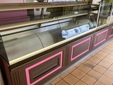 une vitrine réfrigérée au milieu d'un magasin