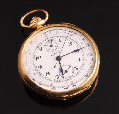 gros plan d'une montre de poche sur une surface noire