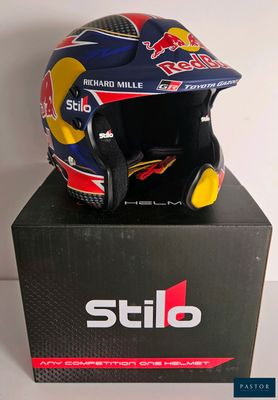 Le casque d'un cavalier de Red Bull est posé sur une boîte.