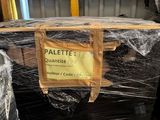 une palette de palettes posée sur une palette dans un entrepôt