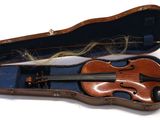 un violon dans un étui sur une surface blanche
