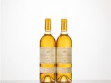 deux bouteilles de vin posées sur une table l'une à côté de l'autre