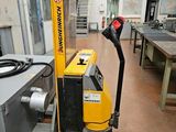 un chariot élévateur qui se trouve au milieu d'une pièce
