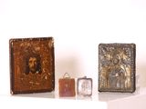 trois livres et une horloge posés sur une étagère blanche