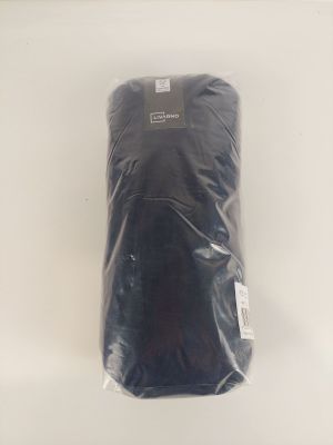 un gros plan sur un rouleau de tissu noir posé sur une surface blanche