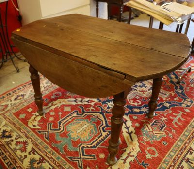 une petite table avec un plateau en bois, posée sur un tapis