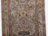 un gros plan d'un tapis accroché au mur