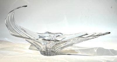 un bol en verre posé sur une table