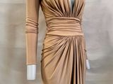 une photo d'un mannequin portant une robe beige, posé sur un pied de mannequin