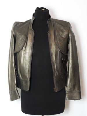 un gros plan sur une veste en cuir portée par un mannequin, un mannequin, un mannequin, un mannequin, un mannequin, un mannequin, un mannequin, un mannequin, un mannequin, un mannequin, un mannequin, un mannequin, un mannequin, un mannequin, un mannequin, un mannequin, un mannequin, un mannequin, un mannequin, un mannequin, un mannequin, un mannequin, un mannequin, un mannequin, un mannequin, un mannequin, un mannequin, un mannequin, un mannequin, un mannequin, un mannequin, un mannequin, un manne