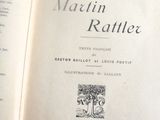 un livre ouvert sur une table, avec une étiquette de prix dessus