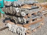 un tas de bois posé par terre près d'une clôture