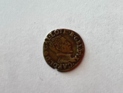 Gros plan sur une pièce de monnaie représentant une femme.