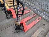 un chariot élévateur posé sur une palette