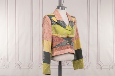 une photo d'un mannequin portant une veste colorée