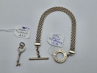 une clé, un porte-clés et un porte-étiquette posés sur une table