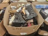 une boîte remplie de chaussures et d'autres objets qui s'y trouvent