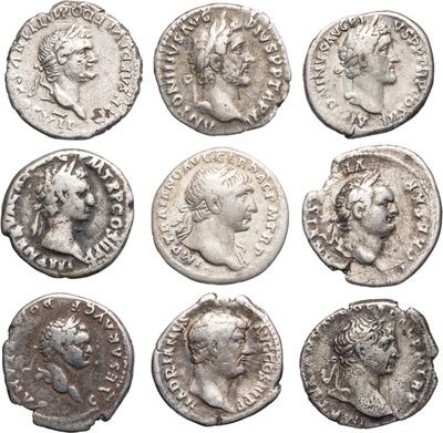 un ensemble de pièces de monnaie romaines antiques sur fond blanc