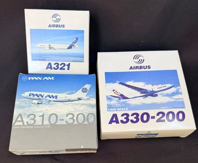 trois boîtes de cartes « Airplus Airliner » posées sur une table