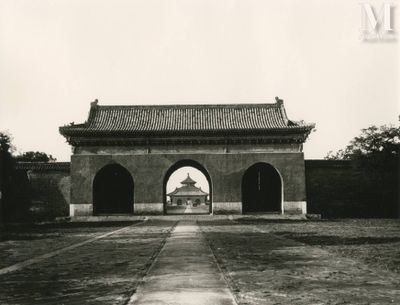 une vieille photo en noir et blanc d'un bâtiment