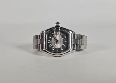 un gros plan d'une montre sur une surface blanche avec un fond blanc