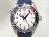 un gros plan d'une montre avec un bracelet rouge et bleu