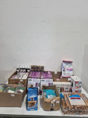 de nombreuses boîtes de nourriture posées sur une table dans une pièce