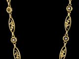 un collier en or sur fond noir