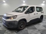 la camionnette blanche est garée sur un sol en damier dans le garage