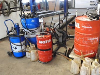 de nombreux types différents de bidons d'essence dans un garage