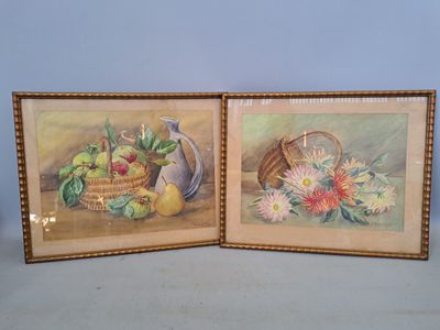 deux photos encadrées représentant des fruits et des fleurs posés sur une table