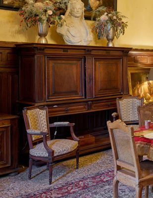 une salle à manger avec une table, des chaises et une cheminée