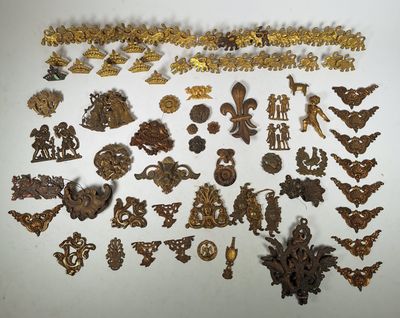 de nombreux types de bijoux en or posés sur un fond blanc
