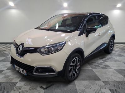 une voiture blanche garée sur un sol en damier dans un garage