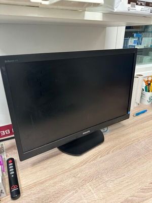 une télévision à écran plat posée sur un bureau en bois
