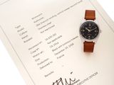 une montre posée sur une feuille de papier