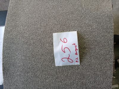 un morceau de tissu sur lequel figure une inscription en rouge
