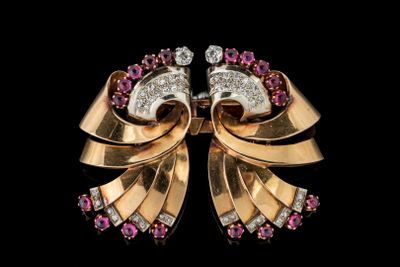 une photo représentant une paire de broches ornées de diamants roses et blancs