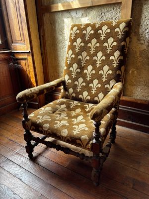 une chaise qui se trouve dans le coin d'une pièce
