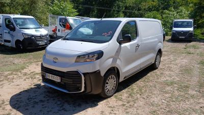 une camionnette blanche garée dans la poussière