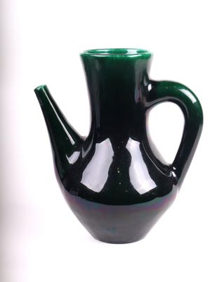 un vase vert posé sur une table
