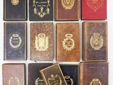 une image représentant une collection de livres anciens posés sur une surface blanche
