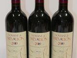trois bouteilles de vin posées sur une table l'une à côté de l'autre
