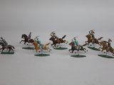 de nombreuses figurines représentant des personnes à cheval sur un fond blanc