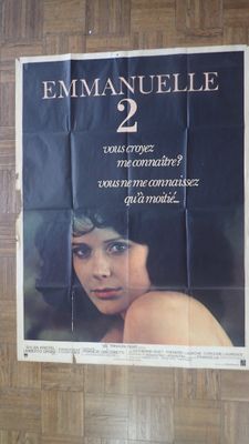 affiche de cinéma représentant le visage d'une femme sur le mur d'une salle de bains