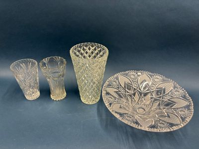 Lot de verrerie comprenant : - Vase évasée en verre taillé à…