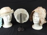 Plusieurs chapeaux sont alignés sur une tête de mannequin